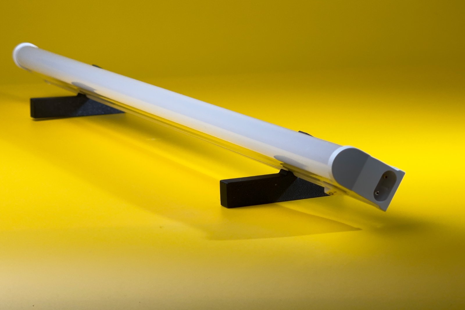 Магнитный крепеж для линейных светильников на производственных стеллажах — без пресс-формы